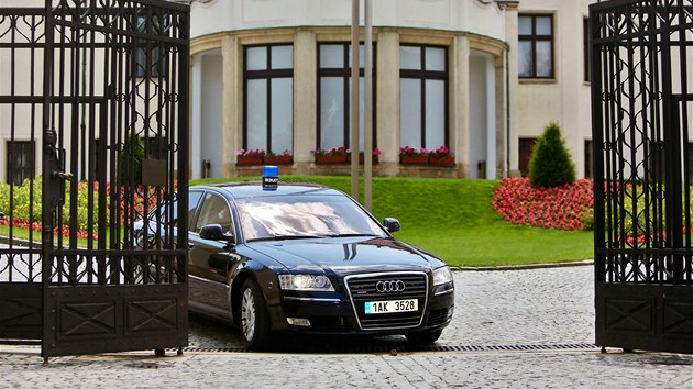 Vldn limuzna odjd od Kramovy vily, kde jednal premir Ji Rusnok s kandidty na ministry nov vldy. (2. ervence 2013)
