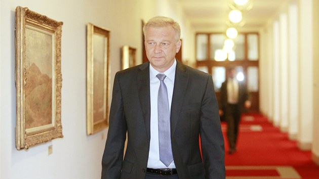 Ministr obrany Vlastimil Picek přichází na poslední jednání vlády. (3. července 2013)