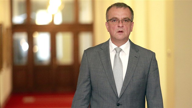 Ministr financí Miroslav Kalousek přichází na poslední jednání vlády. (3. července 2013)