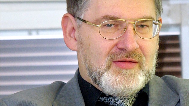 MARTIN HOLC�T  (ministr zdravotnictv�) � Absolvent Fakulty v�eobecn�ho l�ka�stv� UK v Praze. Od roku 1997 p�sobil jako �editel VFN v Praze, z postu byl odvol�n v roce 2003. N�sledn� vedl Koordina�n� st�edisko transplantac�. Od roku 2006 zast�val pozici n�m�stka �editele Fakultn� nemocnice v Motole. Do politiky vstoupil v roce 1999, tehdy jako prvn� n�m�stek tehdej��ho ministra zdravotnictv� Ivana Davida.