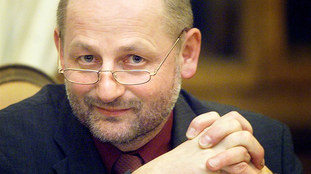 JI�� BALV�N (ministr kultury) � Vystudoval filmovou a televizn� tvorbu na pra�sk� FAMU. Za sebou m� mnohaletou kari�ru v �eskoslovensk� a posl�ze �esk� televizi. Mezi lety 1992 a� 1997 zde p�sobil jako ��fproducent um�leck�ch po�ad�. V �noru roku 2001 byl Poslaneckou sn�movnou dosazen na post do�asn�ho �editele �T, pozd�ji byl zvolen jej�m regul�rn�m �editelem. Jeho p�soben� v �T skon�ilo o rok pozd�ji. N�sledn� se stal �editelem televize ��ko, kde p�sobil a� do roku 2012, nyn� zde zast�v� post mana�era speci�ln�ch projekt�.