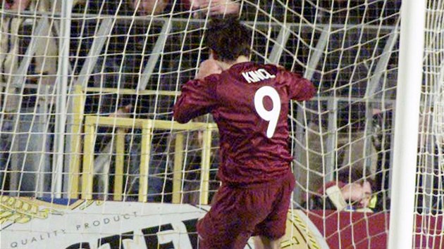 Marek Kincl z AC Sparta Praha pi utkn s Realem Madrid. (21. listopadu 2001)