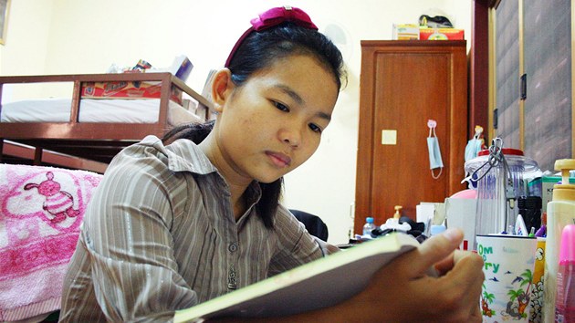 Hun Lina studuje ve svm pokoji v dv koleji Harpswell Foundation v phnompenhsk tvrti Teuk Thla.