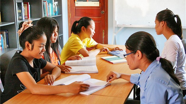 Studentky v díví koleji Harpswell Foundation v phnompenhské tvrti Teuk Thla