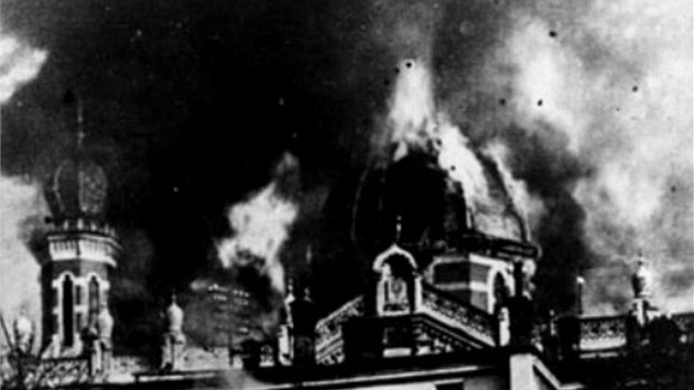 Lidé přihlížejí požáru opavské synagogy.