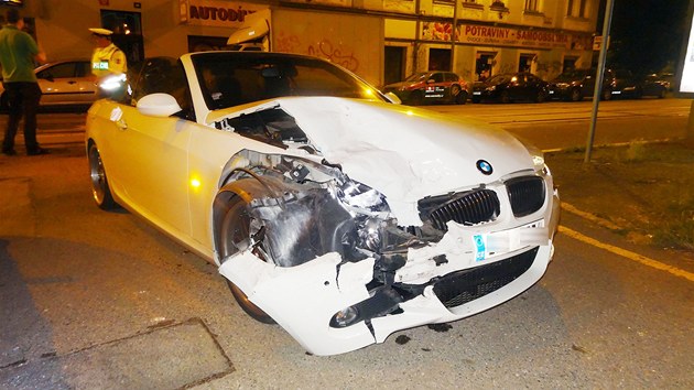 V Michli v Praze naboural idi BMW do policejnho auta.