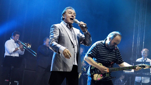 Karel Gott zpv na festivalu Rock for People v Hradci Krlov (4. ervence 2013)