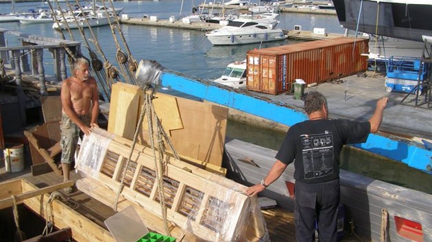 Opravy plachetnice La Grace ve španělském přístavu Sotogrande. (červenec 2013)