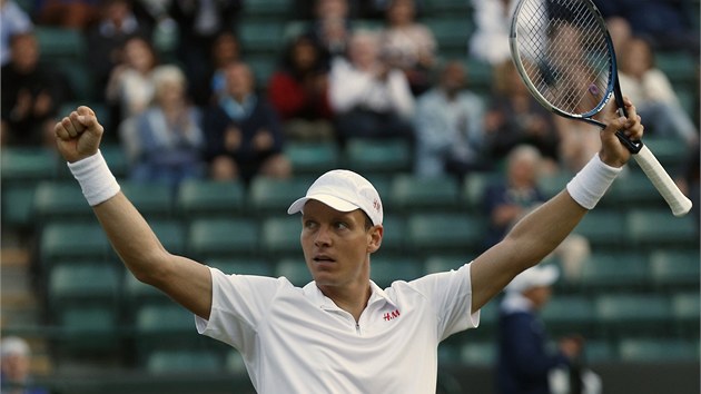 TVRTFINLE! Tom Berdych slav postup mezi osm nejlepch ve Wimbledonu.