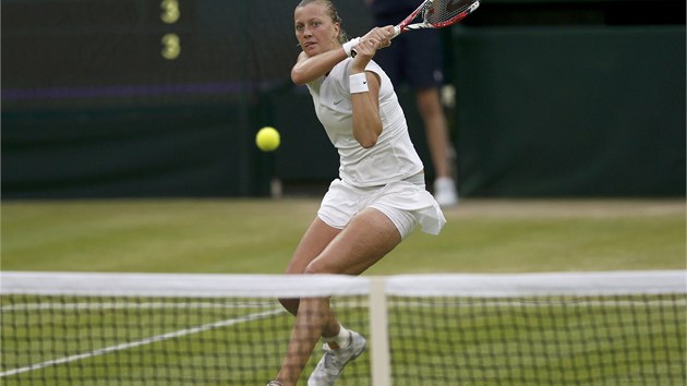 TAK JAK? Petra Kvitov v prbhu tvrtfinle Wimbledonu proti Kirsten Flipkensov.
