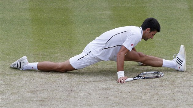 GYMNASTA. Novak Djokovi pedvedl v prbhu tvrtfinle Wimbledonu proti Tomi Berdychovi nkolik akrobatickch kousk.
