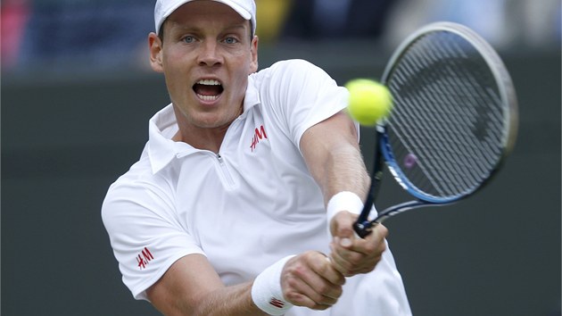 SNAHA. Tom Berdych ve tvrtfinle Wimbledonu proti Novaku Djokoviovi.