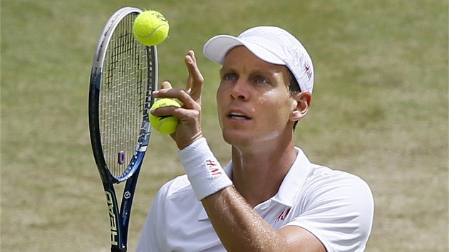 PPRAVA. Tom Berdych ve tvrtfinle Wimbledonu proti Novaku Djokoviovi.