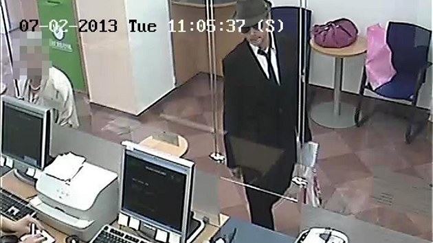 V pra�sk� bance na Lazarsk� loupil ve �patn� padnouc�m obleku a mysliveck�m klobouku.