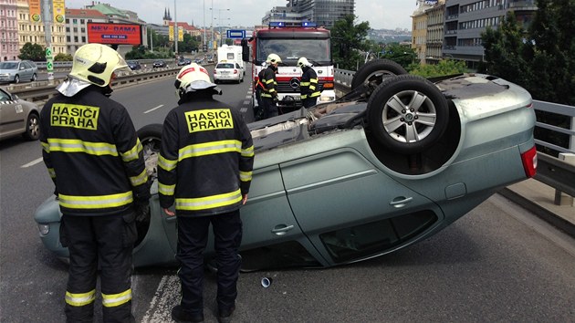 Mlad idi Porsche Cayenne natlail ofra kody Octavie jedoucho v odboovacm pruhu na svodidla. Auto skonilo na stee. (5. ervence 2013) 