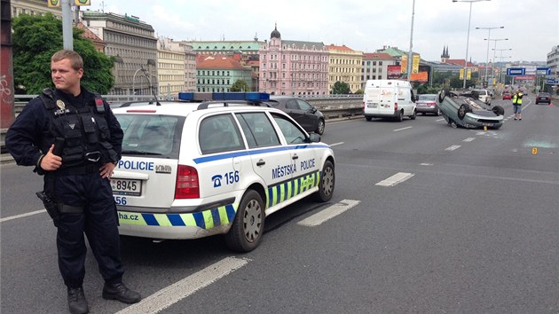 Mlad idi Porsche Cayenne natlail ofra kody Octavie jedoucho v odboovacm pruhu na svodidla. Auto skonilo na stee. (5. ervence 2013)  