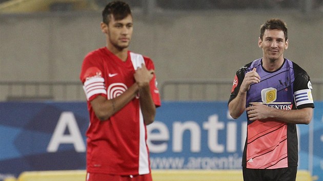 Lionel Messi a Neymar se bhem exhibinho charitativnho utkn v Lim v Peru.