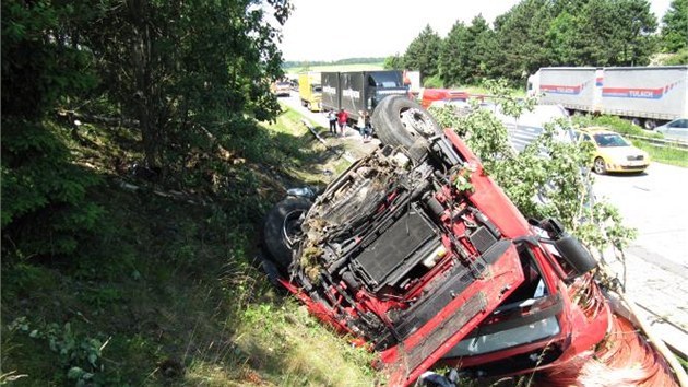 Nehoda kamionu zastavila ped polednem provoz na dlnici D1 mezi 122. a 125. kilometrem ve smru na Brno. 