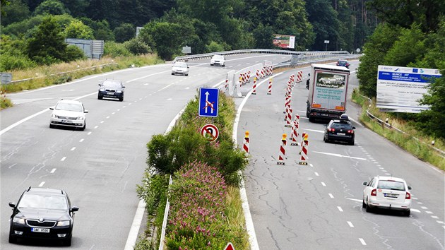 Posledn sek na typroudov silnici mezi Pardubicemi a Hradcem Krlov pr minut ped otevenm. 