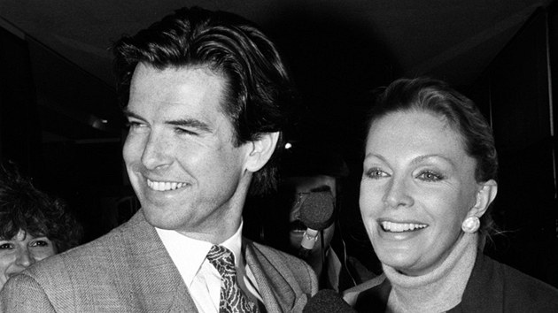 Pierce Brosnan a jeho prvn ena Cassandra Harrisov.