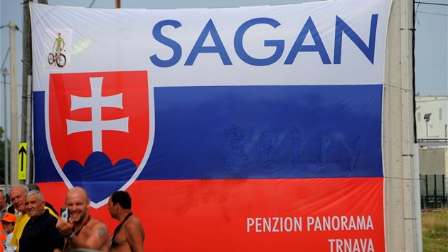SAGANOVI NA PODPORU. Divci ze Slovenska povsili u trati velkou vlajku - na podporu Peteru Saganovi.