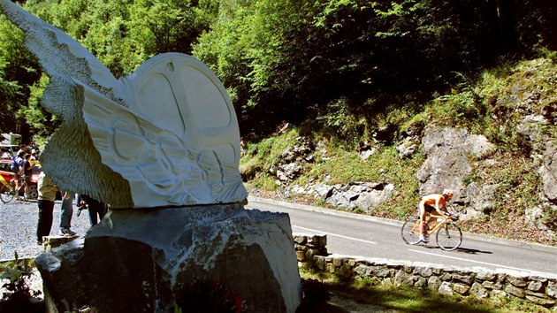 Cyklist projdj kolem pamtnku, jen pipomn smrt italskho jezdce Fabia Casartelliho. Olympijsk vtz z Barcelony zahynul na Portet d'Aspet v roce 1995.