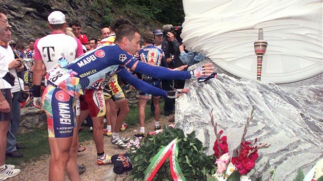 VZPOMNKA NA KRAJANA. Italsk cyklista Andrea Tafi se dotk pomnku, kter pipomn tragickou smrt Fabia Casartelliho.