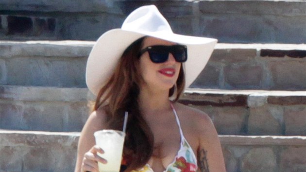 Lady Gaga zvolila na pl tentokrt umrnn model. V kvtovanch bikinch se objevila letos na dovolen v Mexiku.