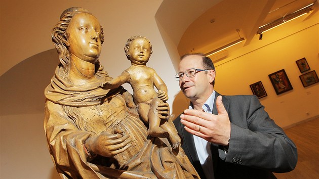 Západoeská galerie vystavuje v Masných krámech cennou sochu Madony s díttem z