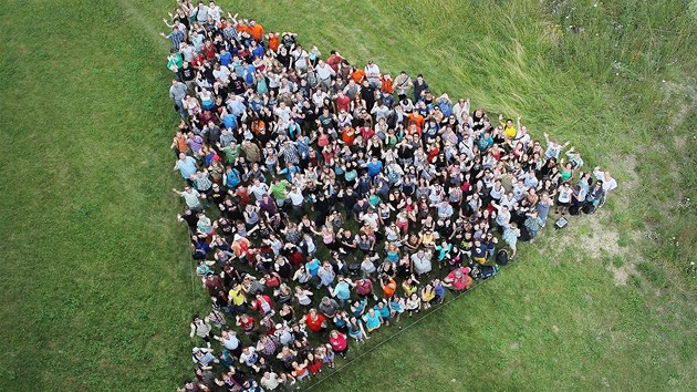 Fotograf Miro volk fotografoval asi 500 student Zpadoesk univerzity postavench do zjednoduenho tvaru znaku tto instituce.