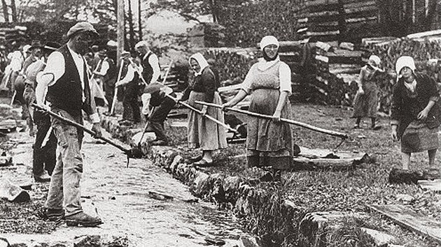 Historický snímek z plavení dřeva v šumavském  Schwarzenberském kanálu. 