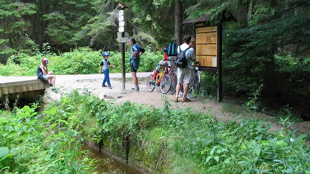 Kolem plavebnho kanlu vedou znaen turistick stezky.  