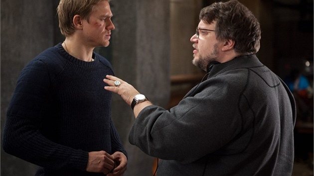 Guillermo del Toro (vpravo) pi natáení