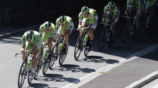 Slovensk cyklista Peter Sagan thne vlek stje Cannondale v asovce na Tour de France.