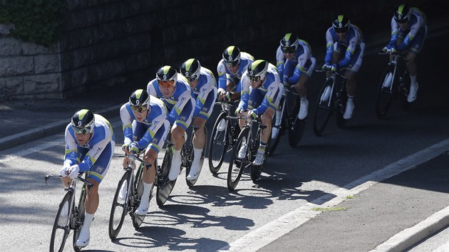 Cyklist stje Orica Greenedge  v asovce drustev na Tour de France.