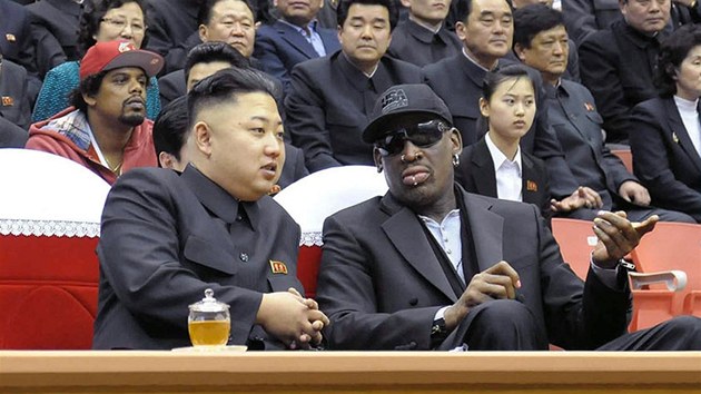 Dennis Rodman (vpravo) si se severokorejskm ldrem Kim ong-unem padl do oka...