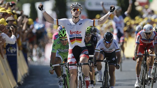 Nmeck cyklista  Andr Greipel projd vtzn clem 6. etapy Tour de France. Slovk Peter Sagan (vlevo) skonil znovu druh.