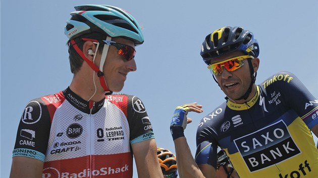 Alberto Contador (vlevo) v debat s Andym Schleckem ped startem 7. etapy Tour de France.