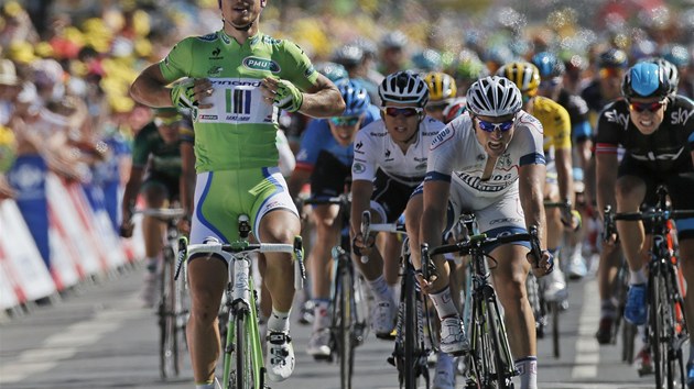 Slovenský cyklista Peter Sagan (vlevo)  projídí vítzn cílem 7. etapy Tour de