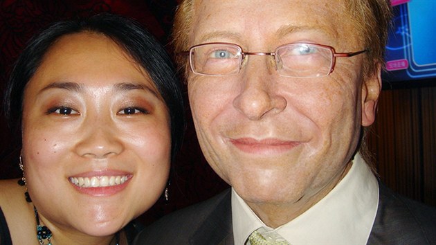 Samantha a jej idol Bill Gates z vosku.