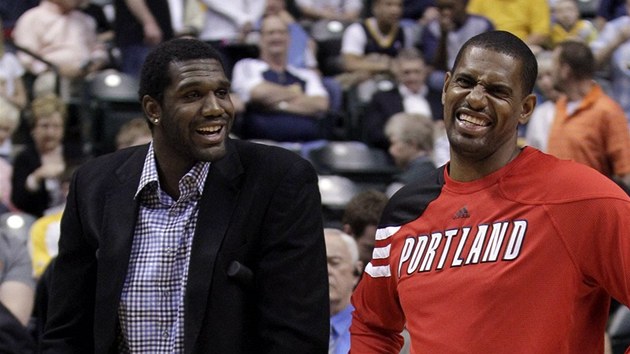 Zrann Greg Oden vtipkuje s rozcviujcm se Kurtem Thomasem, spoluhrem z Portlandu.