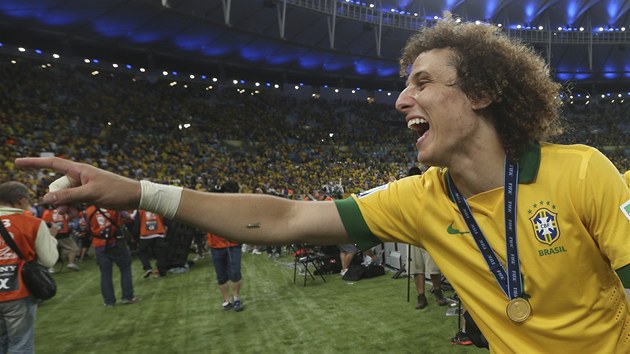 Brazilsk fotbalista David Luiz slav zisk Pohru FIFA.