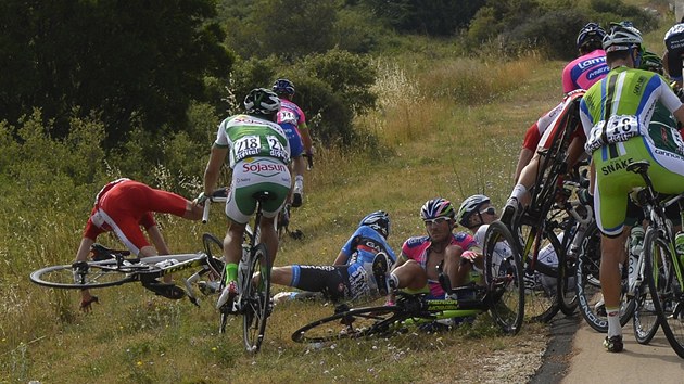 LET DO TRVY. Natst do mkkho dopadaj nkte cyklist po kolizi z pt etapy Tour de France.