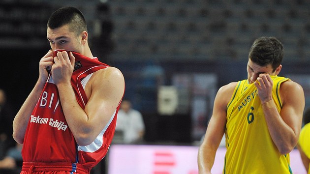 Nikola Jankovi (vlevo), srbsk mldenick reprezentant, si utr pot bhem duelu s Austrli
