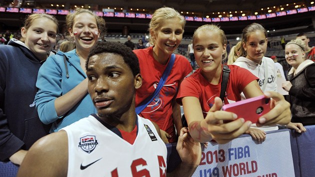 Americk basketbalista Justise Winslow se fot s fanynkami.