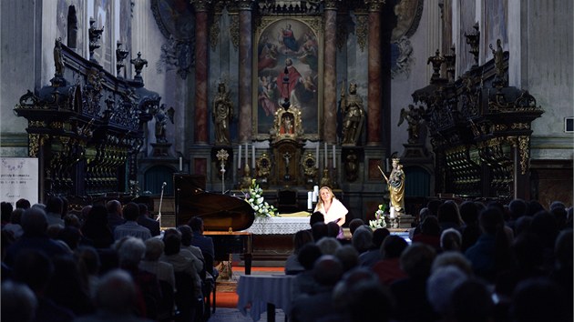 Úvodní koncert festivalu Za poklady Broumovska s Kateřinou Šmídovou Kalvachovou a Pavlem Švingrem v klášterním kostele v Broumově (29.6.2013).