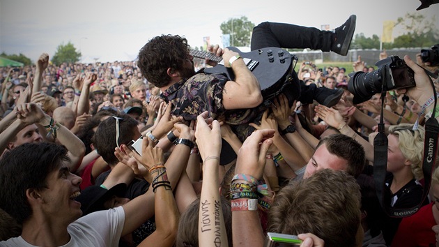 V prbhu vystoupen Foals si divci mohli stle hrajcho Philippakise podvat. (Rock for People, 4. ervence 2013)