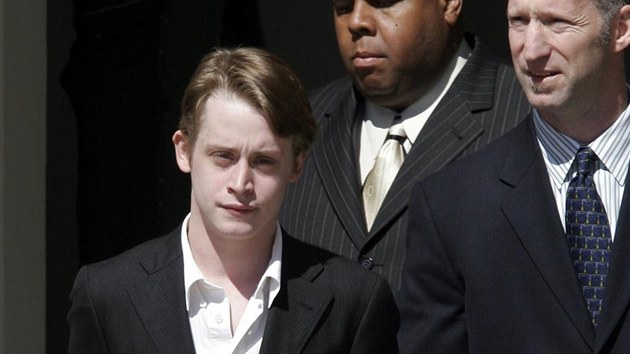 Macaulay Culkin u soudu vypovdal ve prospch Michaela Jacksona. (2005)