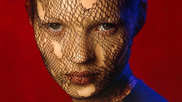 Kate Mossov na fotce Kate Moss in Torn Veil od Alberta Watsona (1993)