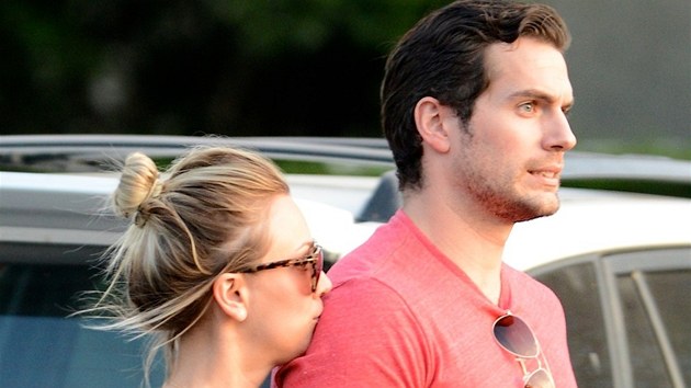 Henry Cavill a Kaley Cuoco (3. ervence 2013)